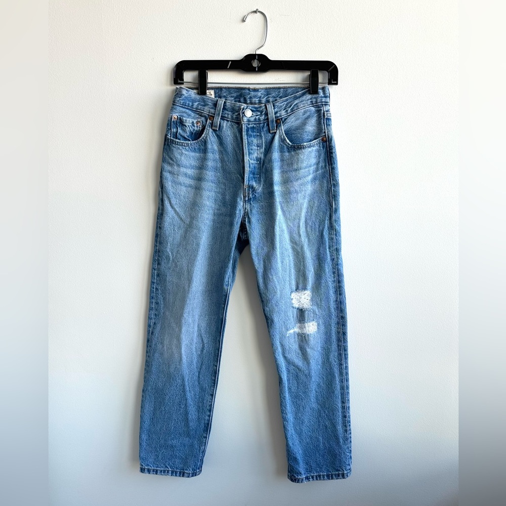 LEVI’S Distressed Cropped Jeans